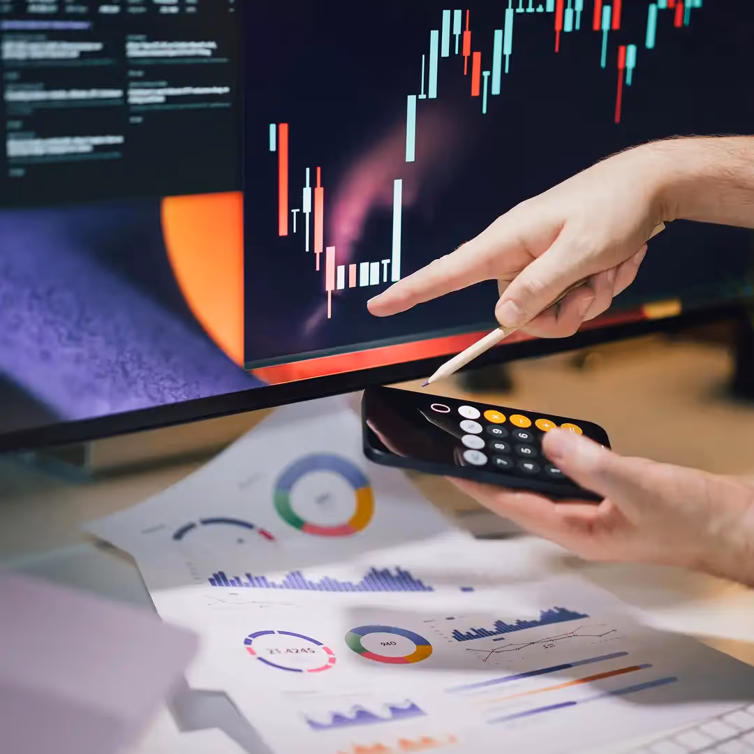 In-House vs. Outsourced Financial Controllers: A Comprehensive Comparison