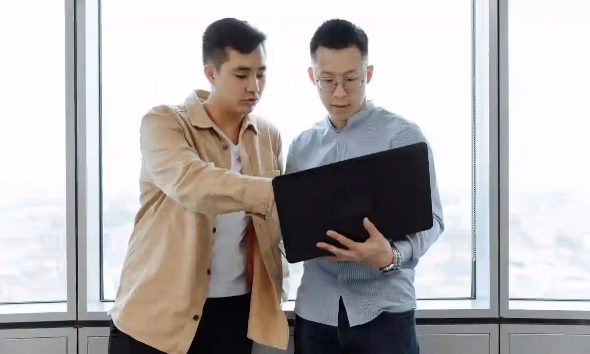 Devs analyzing code.