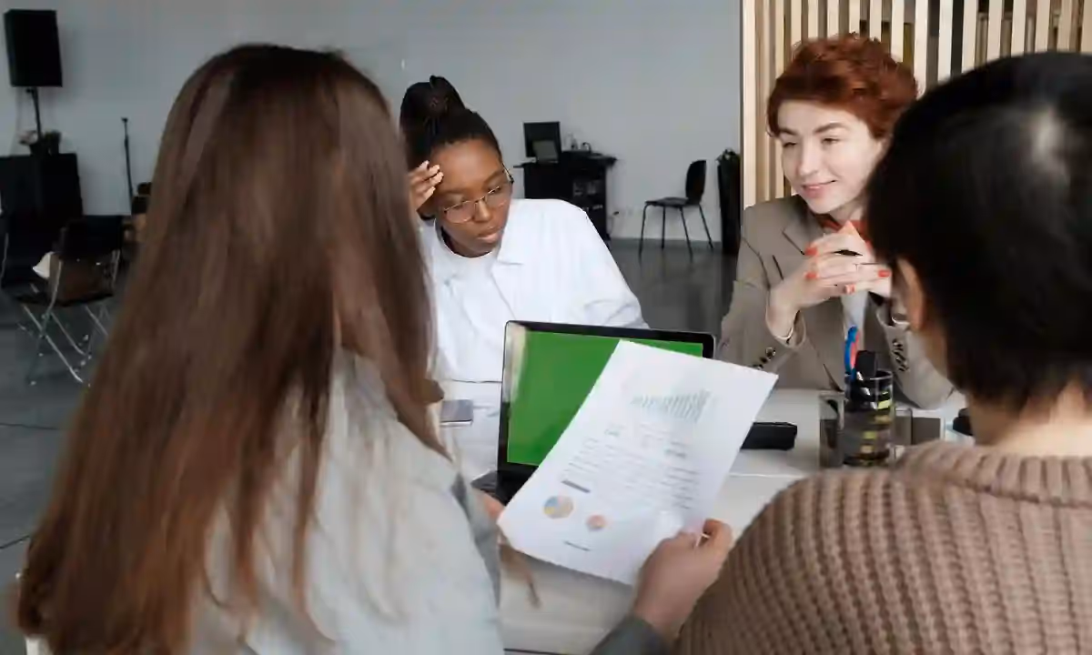 Four people comparing business analyst vs. data analyst.