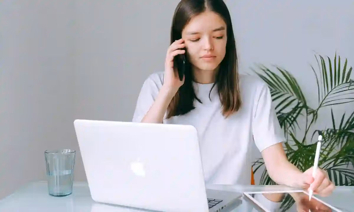 Freelance data analyst on call while managing data works