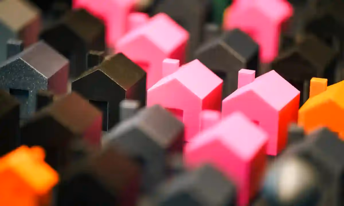 Mini houses of different colors as a visual metaphor for data engineer salary
