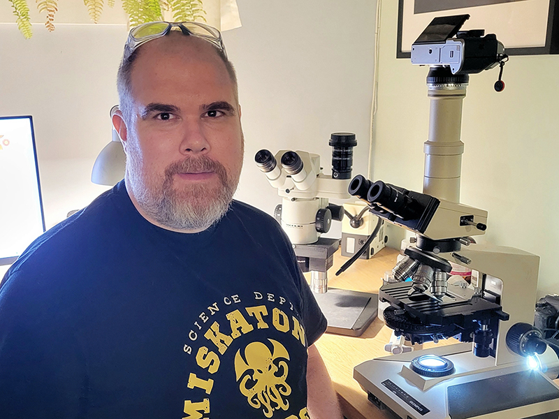 Guillaume Beaudoin devant son microscope