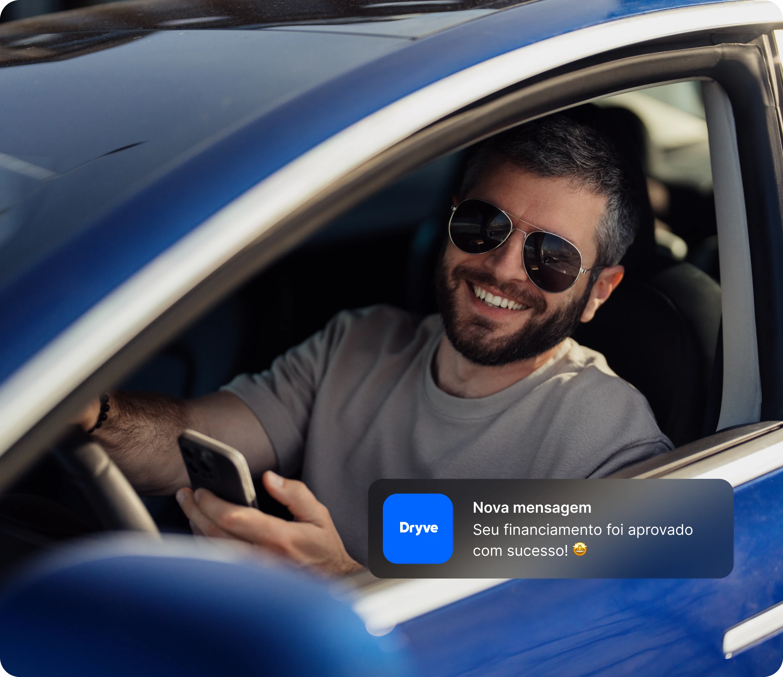 Homem feliz dentro de um carro recém-financiado, segurando o celular com uma notificação de aprovação da Dryve, representando um processo de financiamento de veículos sem burocracia.