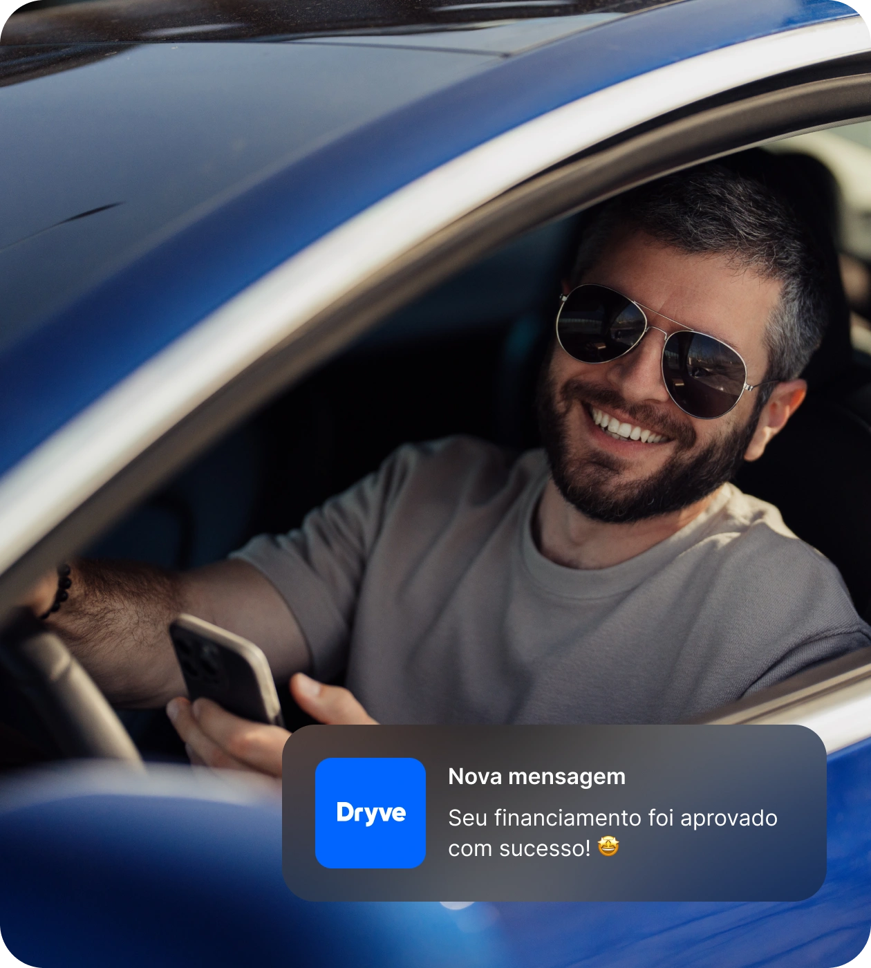 Homem feliz dentro de um carro recém-financiado, segurando o celular com uma notificação de aprovação da Dryve, representando um processo de financiamento de veículos sem burocracia.