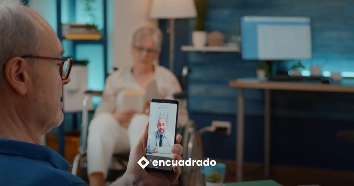 Médico usando un asistente IA por WhatsApp para responder consultas y agendar pacientes automáticamente en Encuadrado.