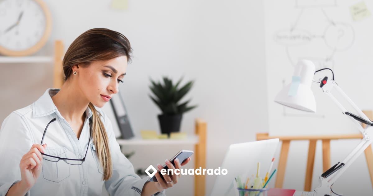 Profesional de la salud de un centro haciendo flujo de caja