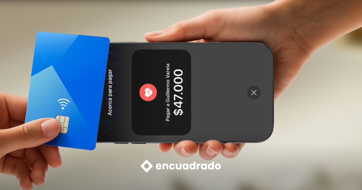 Profesional de salud cobra con su iPhone; el paciente acerca una tarjeta “sin contacto”