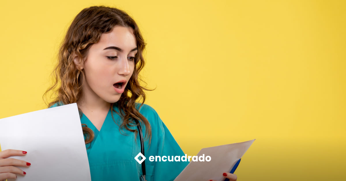 Médico chileno revisando requisitos de Ley 21.746 para emisión de licencias médicas en computadora