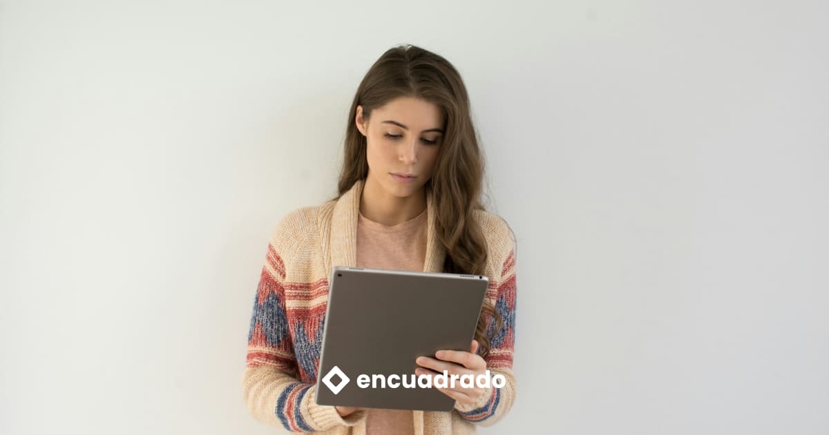 Profesional salud independiente rellenando ficha clinica