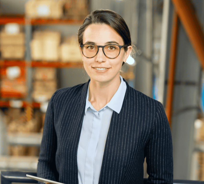 Female 3PL facility manager with a tablet on the warehouse floor, planning inbound and outbound flows with Goramp