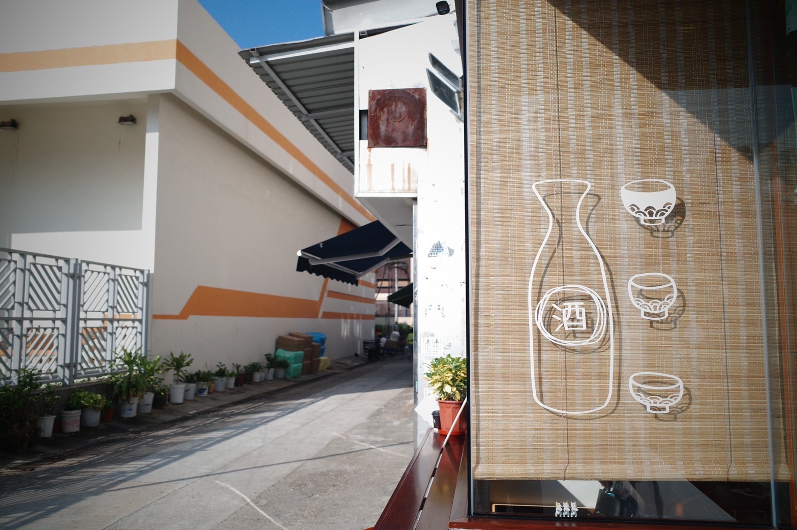 Tadaima café window with sake and cup illustrations