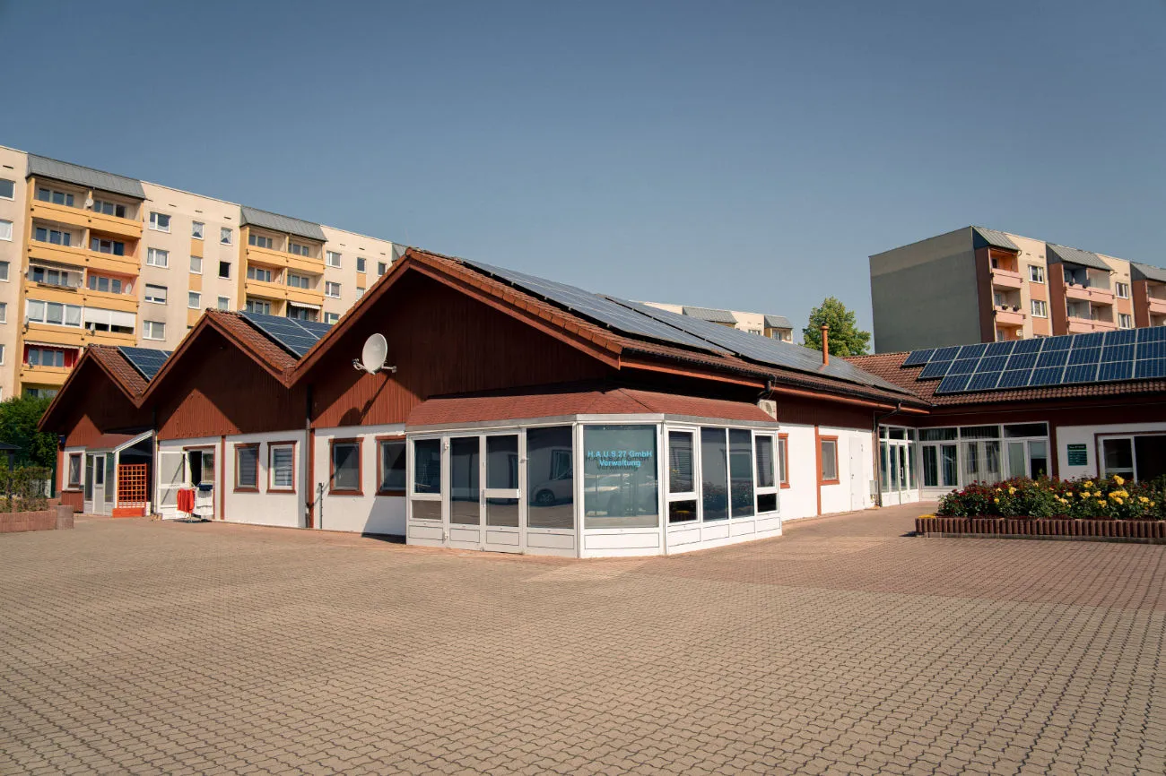 H.A.U.S.27 GmbH Einrichtung – Wohnzimmer mit Fernseher und Sofa