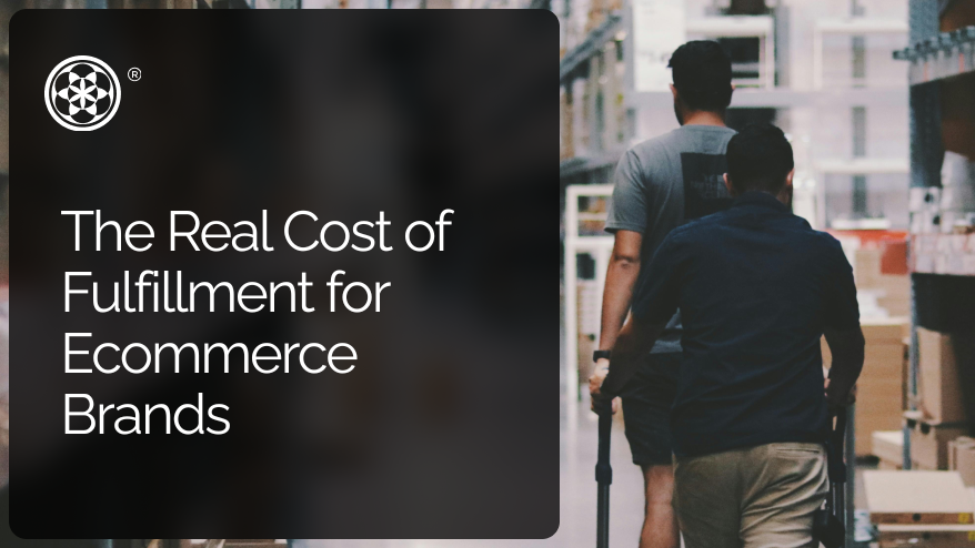 Mujer confundida abriendo un paquete y mirando el teléfono 