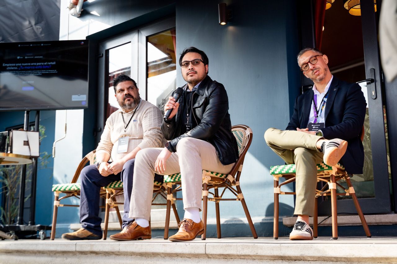 Tres panelistas conversando en el escenario de un desayuno anterior