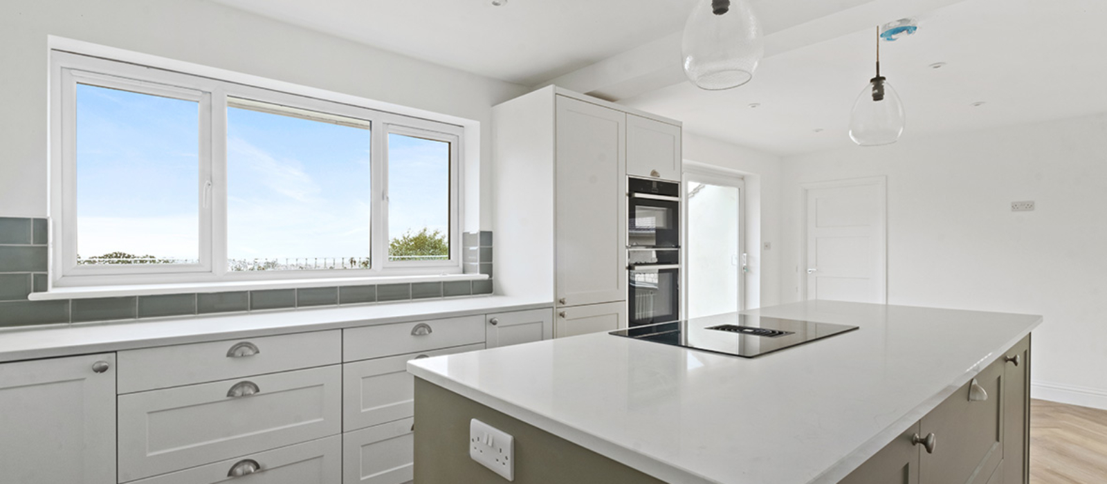 Uk kitchen with good lighting, light colours and vertical lines