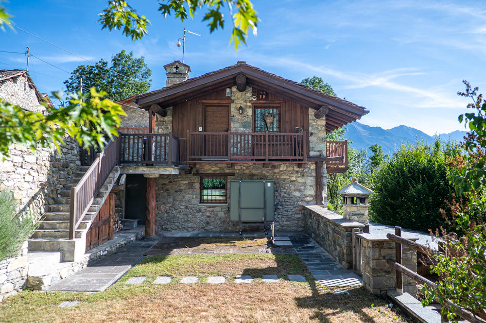 Incantevole chalet libero su tre lati con vista mozzafiato e piscina