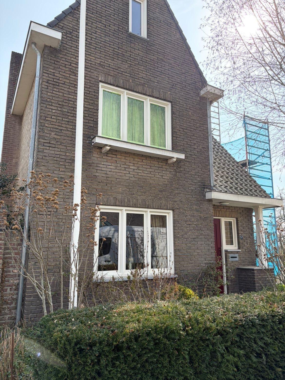 Gevel vóór reiniging door HaLu Services in Maastricht.
