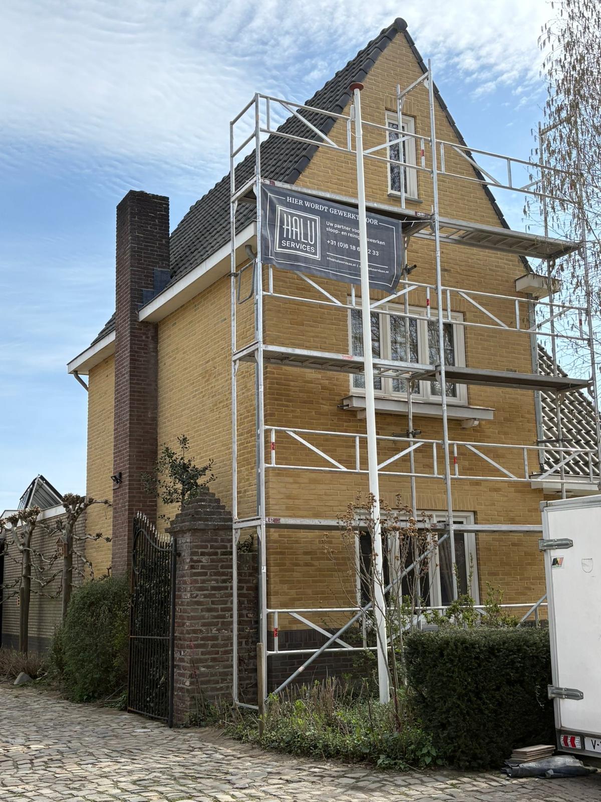 Gevelreiniging door HaLu Services in Maastricht.