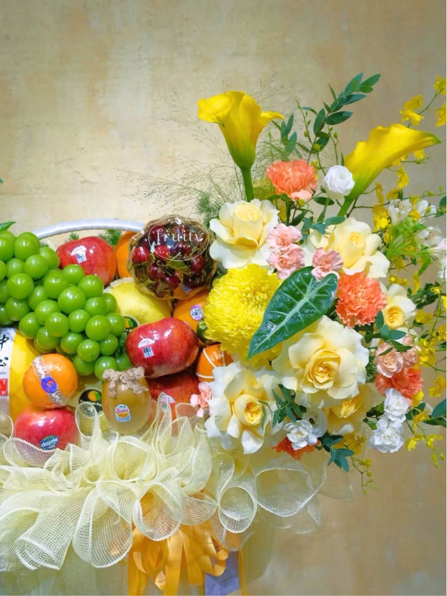 Cận cảnh giỏ hoa quả nho xanh, táo đỏ, cam, hoa hồng vàng và hoa cúc — King Fruit huyện Châu Thành, Tây Ninh