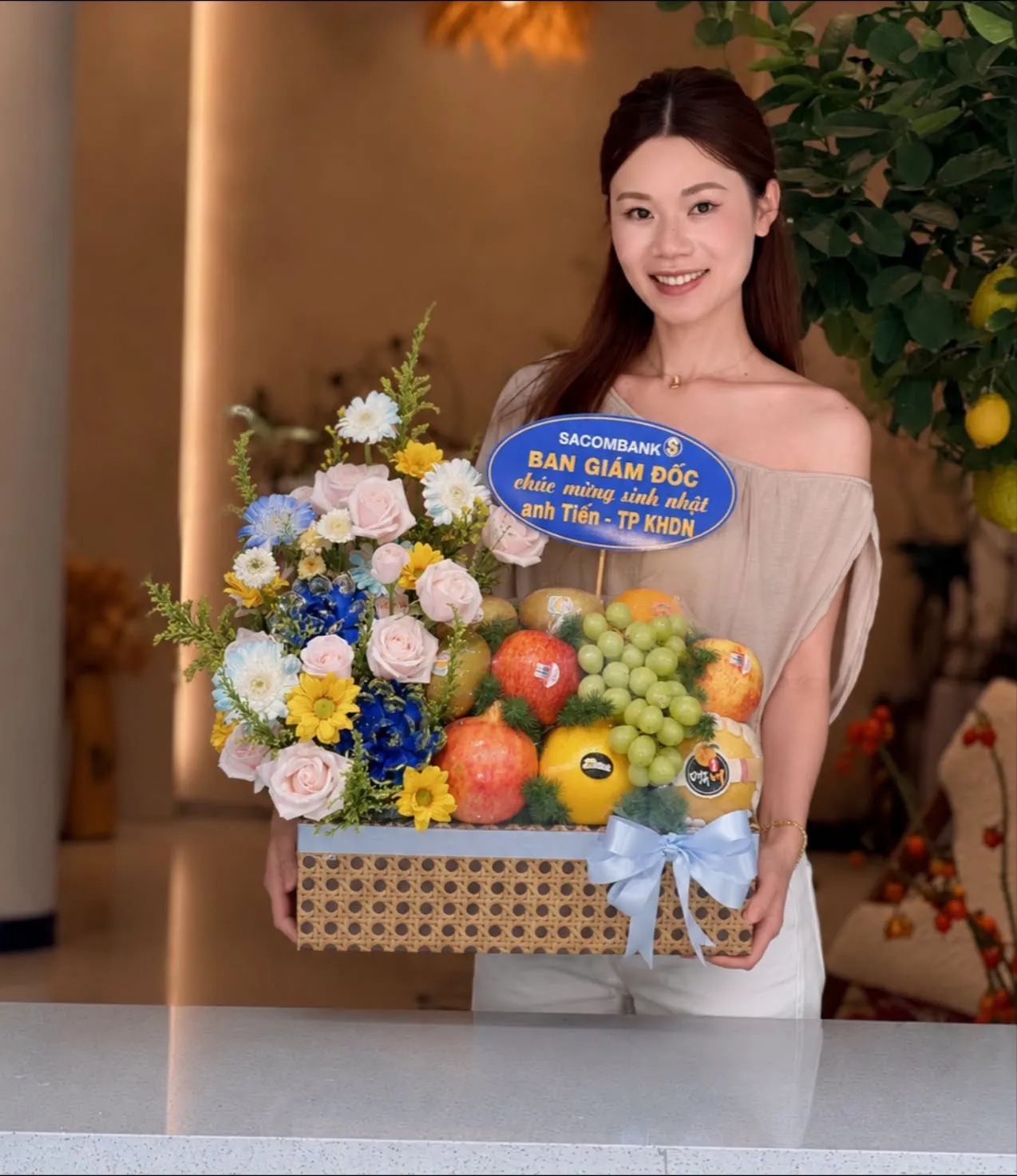 Cô gái cầm hộp quà trái cây táo, cam, nho xanh kèm thiệp chúc mừng sinh nhật Sacombank — King Fruit huyện Tuy Phong, Bình Thuận