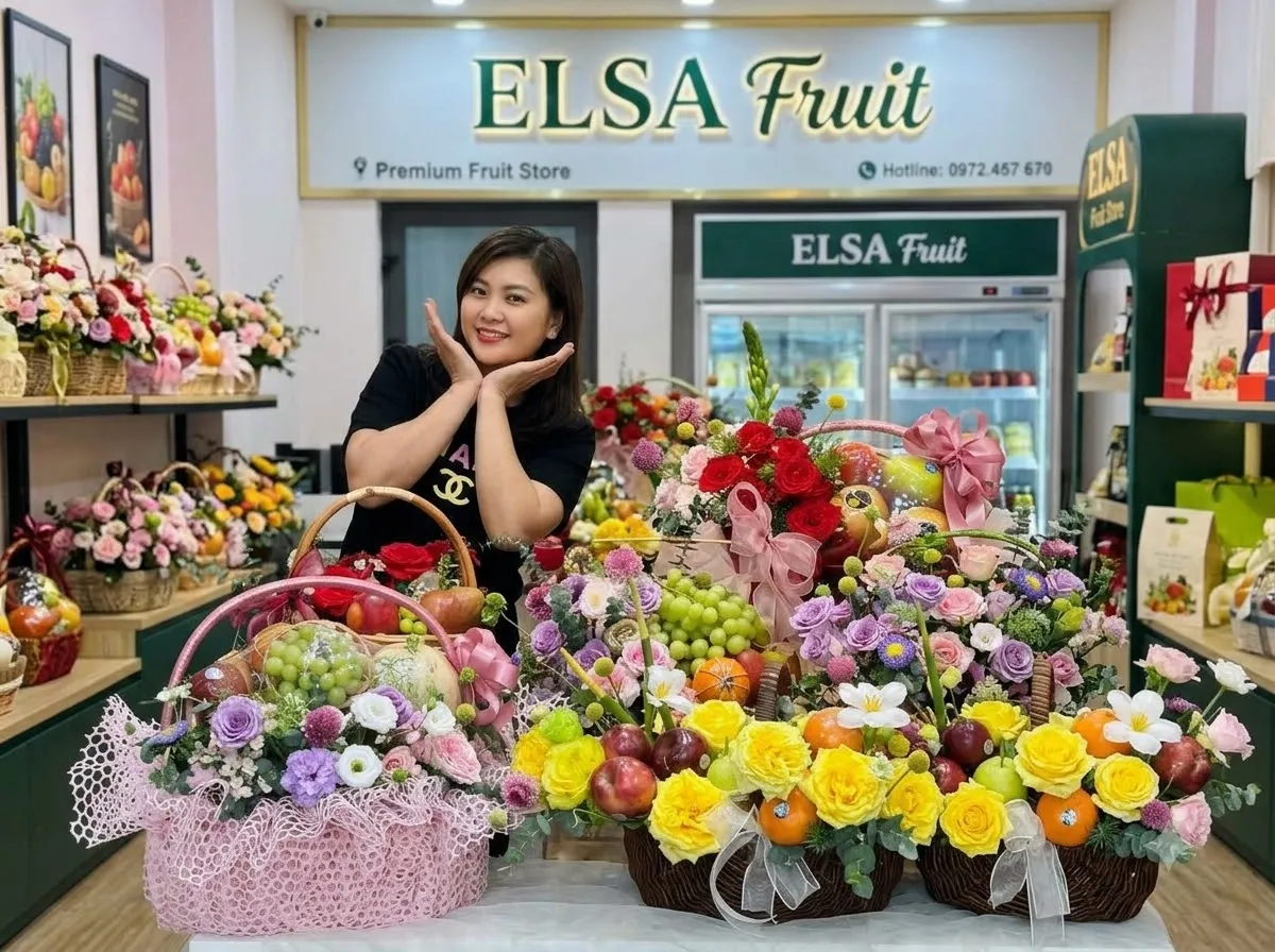 Nhân viên ngồi bên nhiều giỏ hoa quả cắm hoa vàng, tím và hồng tại ELSA Fruit — ELSA Fruit huyện Khoái Châu, Hưng Yên
