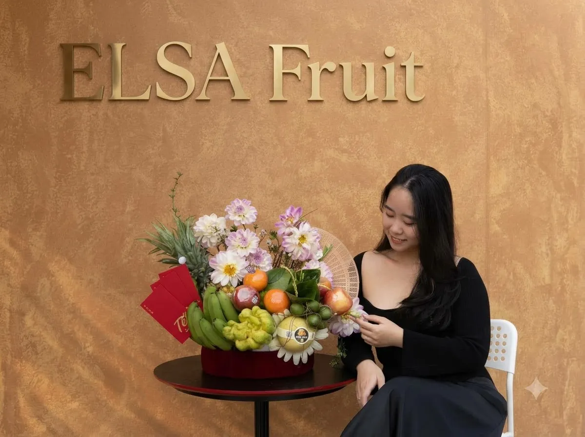Khách ngồi bên mâm trái cây và hoa nhiều màu trong cửa hàng ELSA Fruit — ELSA Fruit Cao Bằng