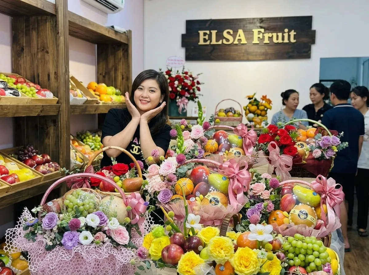 Nhân viên ngồi bên nhiều giỏ hoa quả cắm hoa hồng và hoa vàng tại ELSA Fruit — ELSA Fruit thị xã Ngã Năm, Sóc Trăng