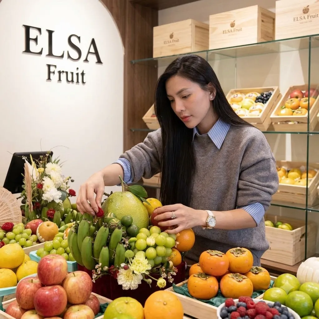 Nhân viên sắp xếp chuối, bưởi, nho xanh và hồng giòn trên quầy ELSA Fruit — ELSA Fruit Đak Pơ, Gia Lai