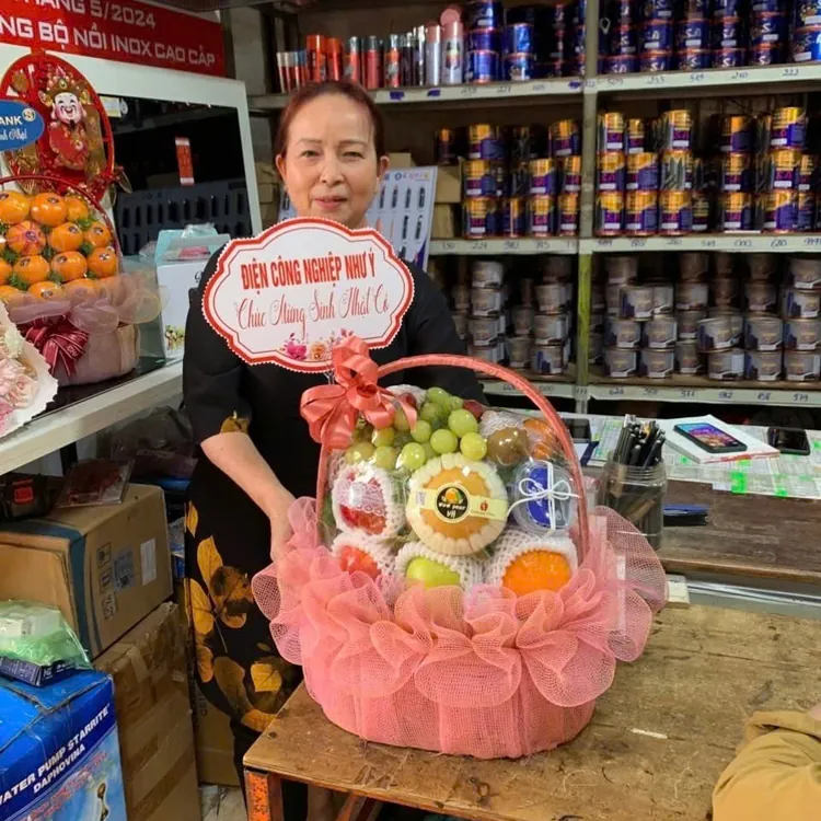 Khách nhận giỏ quả mừng sinh nhật – ảnh giao hàng King Fruit