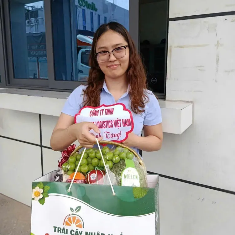 Khách nhận giỏ quả quà tặng doanh nghiệp – ảnh giao hàng King Fruit