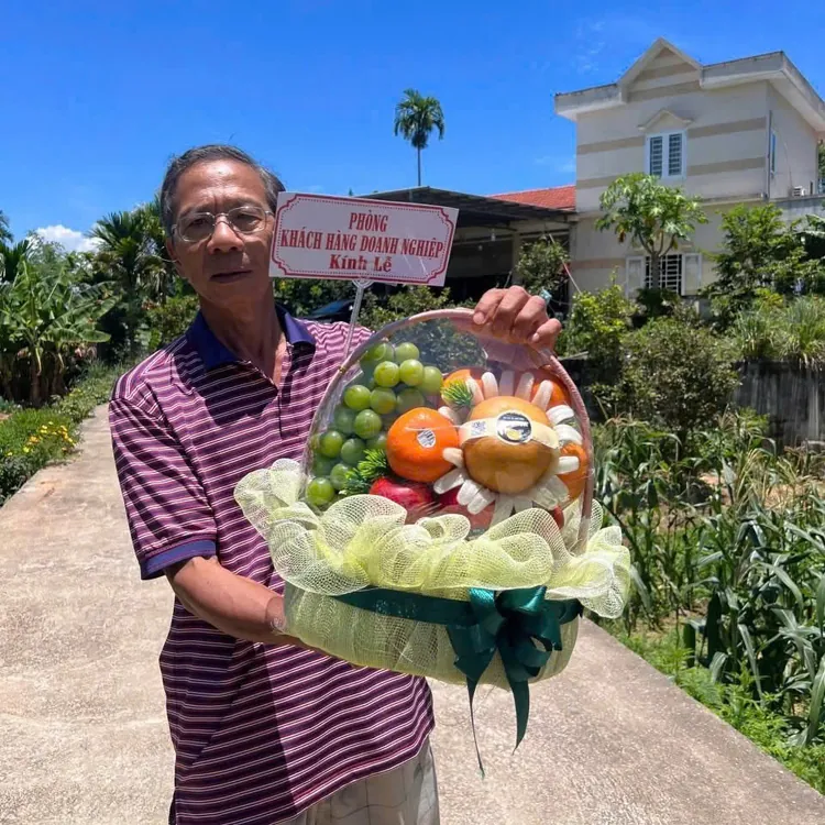 Khách nhận giỏ quả Kính Lễ – ảnh giao hàng King Fruit