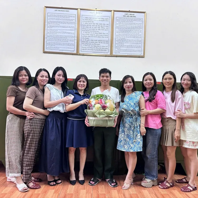 Tập thể nhận giỏ quả quà tặng – ảnh giao hàng King Fruit