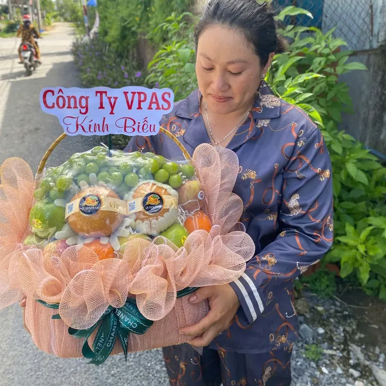 Khách nhận giỏ quả Kính Biếu – ảnh giao hàng King Fruit