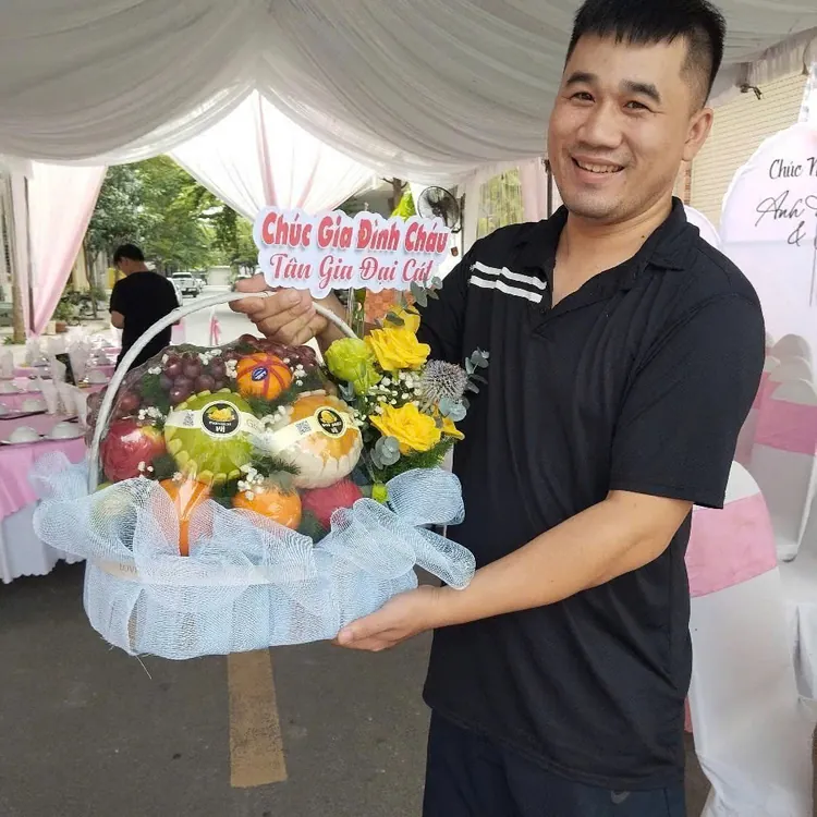 Khách nhận giỏ hoa quả mừng tân gia – ảnh giao hàng King Fruit