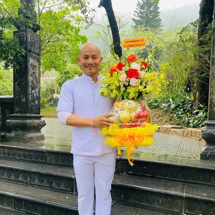 Khách nhận lẵng hoa và trái cây dâng lễ – ảnh giao hàng King Fruit