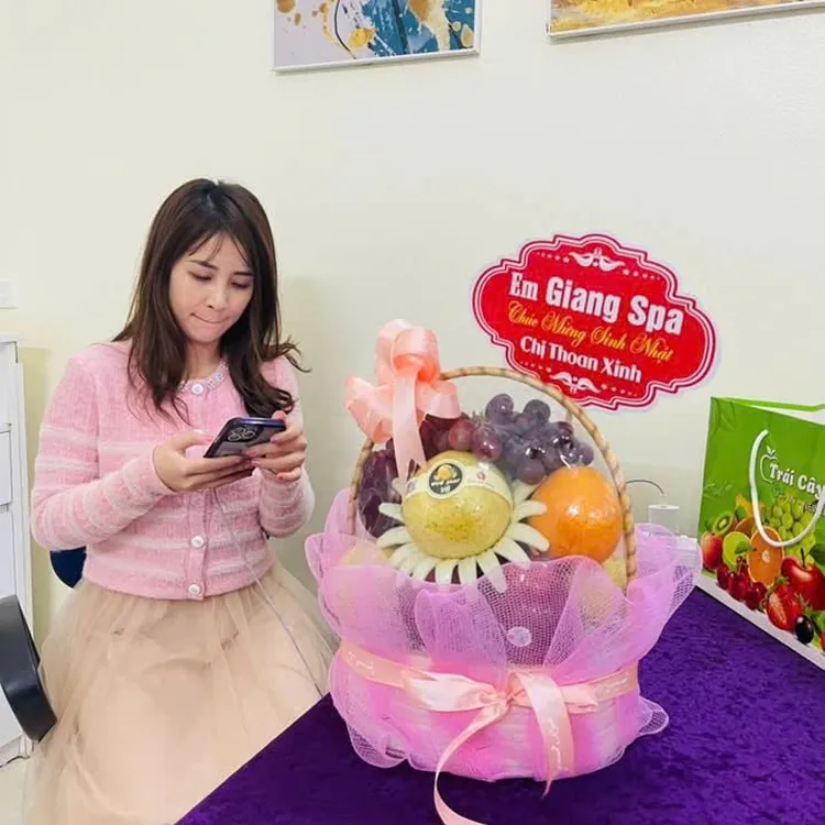 Giỏ quả mừng sinh nhật giao tới spa – ảnh giao hàng King Fruit