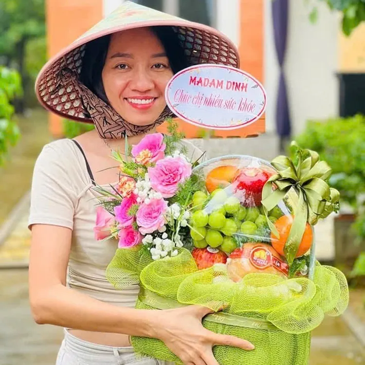 Khách nhận hoa và giỏ quả chúc sức khỏe – ảnh giao hàng King Fruit
