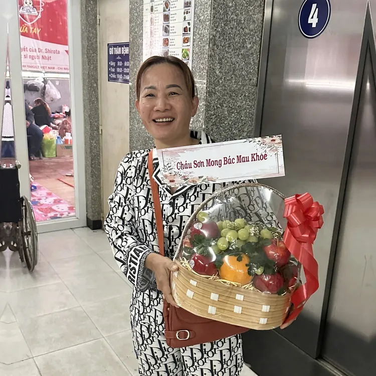 Khách nhận giỏ quả thăm bệnh – ảnh giao hàng King Fruit