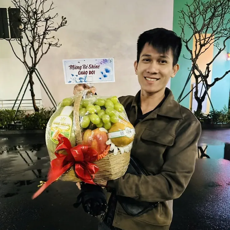 Khách nhận giỏ quả mừng em bé chào đời – ảnh giao hàng King Fruit