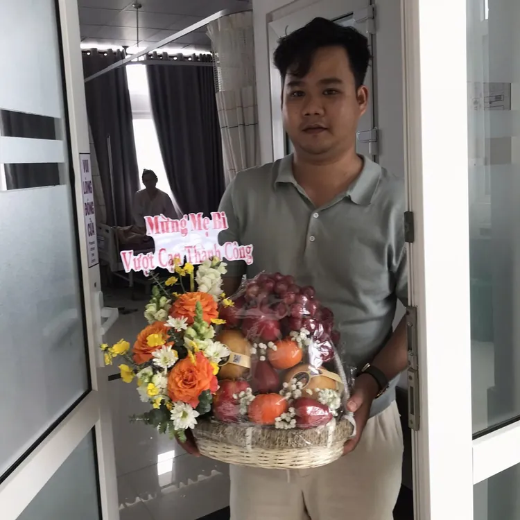 Khách nhận hoa và giỏ quả mừng mẹ tròn con vuông – ảnh giao hàng King Fruit