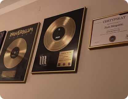 Certyfikat kursu Hugiz obok złotych płyt – potwierdzenie wiedzy z zakresu miksu i produkcji muzyki.