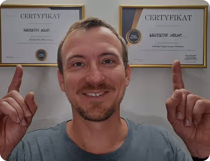 Absolwent Szkoły HUGIZ Mix Mastering z dwoma certyfikatami zawieszonymi na ścianie, potwierdzającymi ukończenie kursów miksu i masteringu.