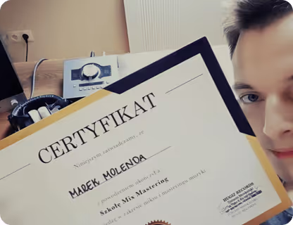 Kursant z certyfikatem ukończenia kursu miksu i masteringu wokalu w domowym studio.