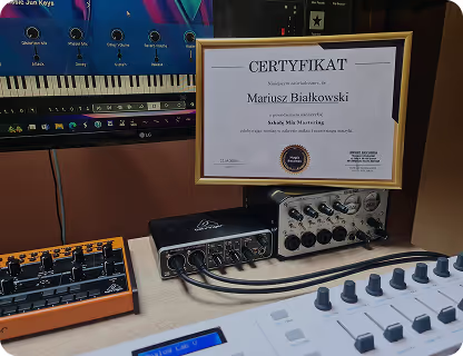 Certyfikat ukończenia kursu miksowania wokalu ustawiony przy interfejsie audio i syntezatorze w domowym studio.
