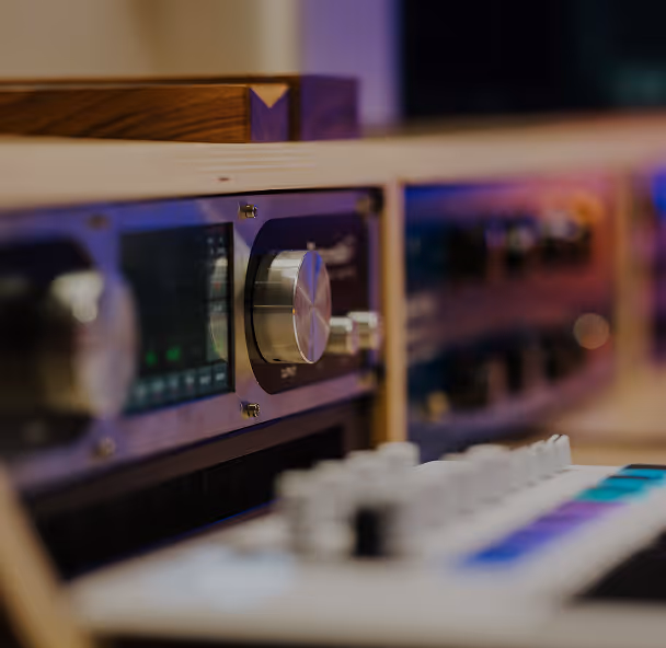 Rack studyjny z analogowym sprzętem i klawiaturą MIDI w profesjonalnym studiu nagraniowym