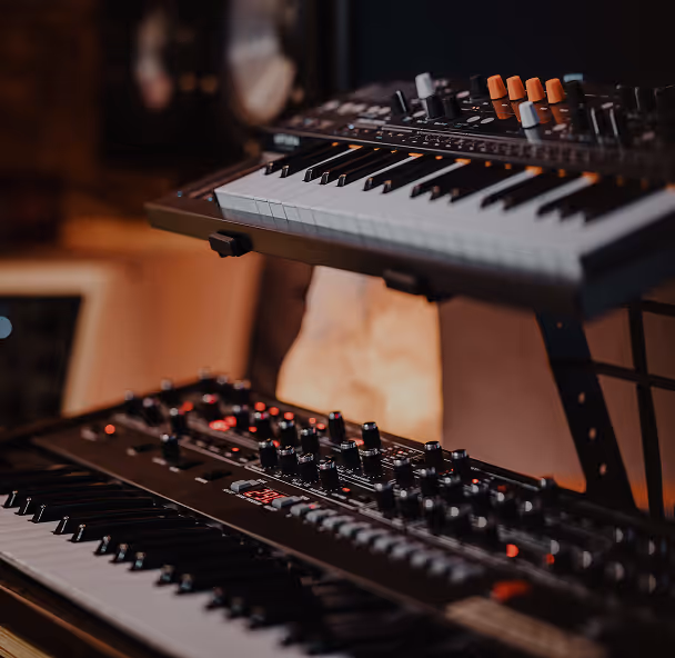 Dwupoziomowa klawiatura MIDI z padami i regulatorami MIDI gotowa do sesji produkcyjnej