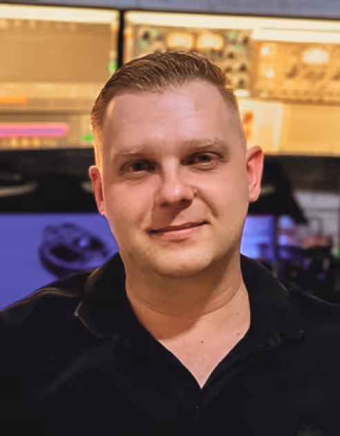 Portret Adriana Polechońskiego, realizatora dźwięku w Hugiz Records, specjalisty od nagrań i edycji wokalu