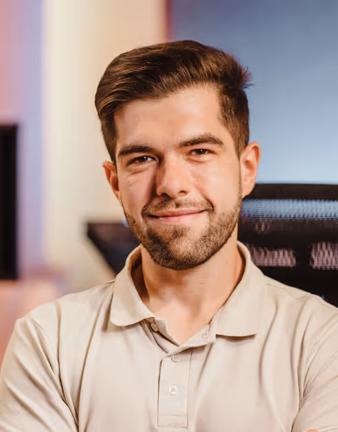 Portret Tomasza Moskalskiego, CEO i producenta oraz inżyniera dźwięku w Hugiz Records, siedzącego w studiu nagraniowym