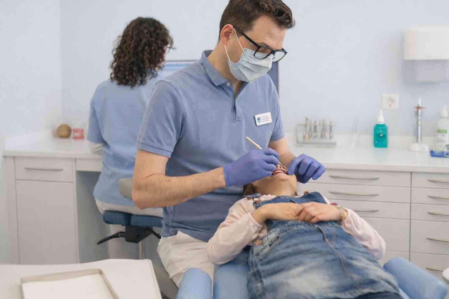 Kieferorthopädische Untersuchung eines Kindes durch Fachzahnarzt in moderner Praxis in Regensdorf