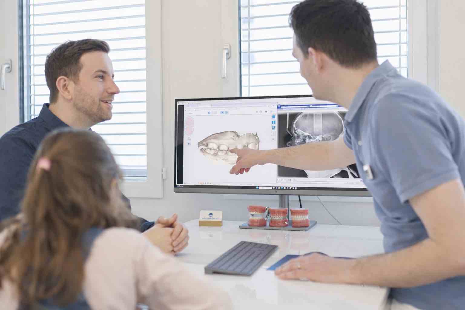 Besprechung der kieferorthopädischen Behandlung mit Kind und Eltern in moderner Praxis in Regensdorf